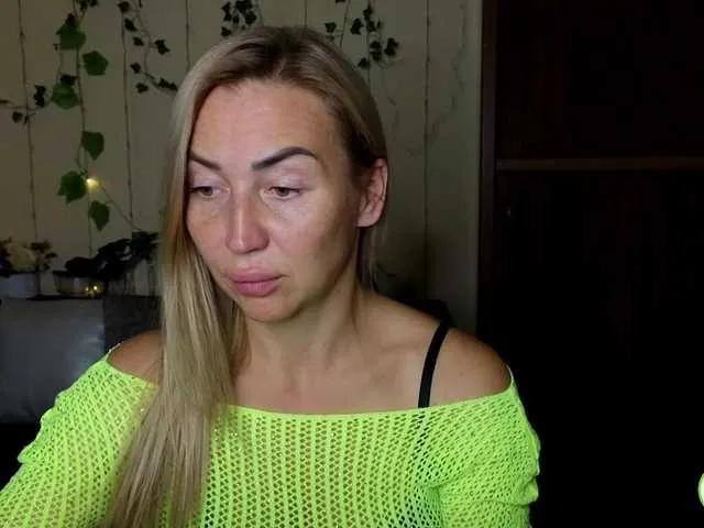 Jullyblondkiss from BongaCams is Freechat
