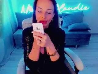 nikkiblondiee from CamSoda