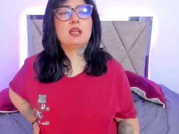 Curvybaddie from Chaturbate