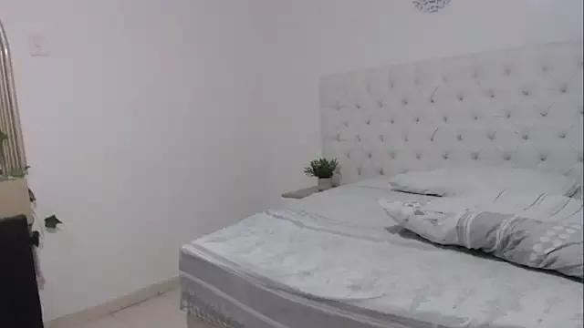 Aitana_brownn from StripChat is Freechat