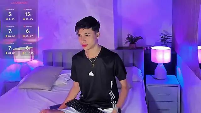 AmadeoDesanti from StripChat is Freechat