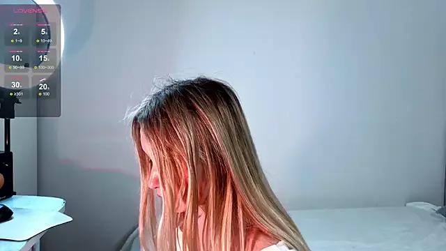 Blond_White from StripChat is Freechat