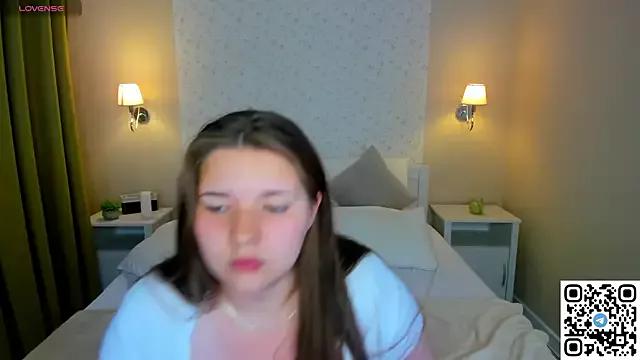 Chloee_White from StripChat is Freechat
