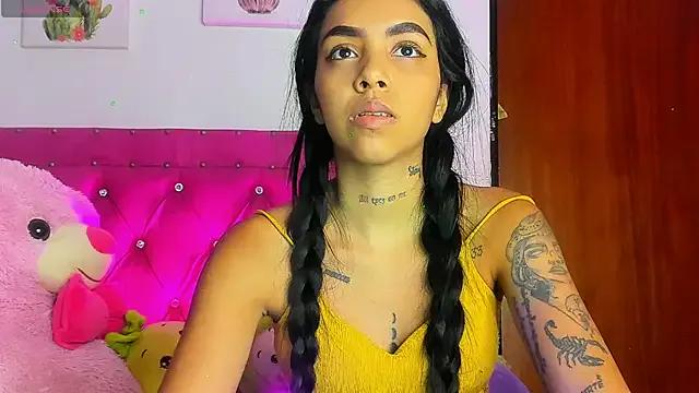 dahiiangomezz from StripChat is Freechat