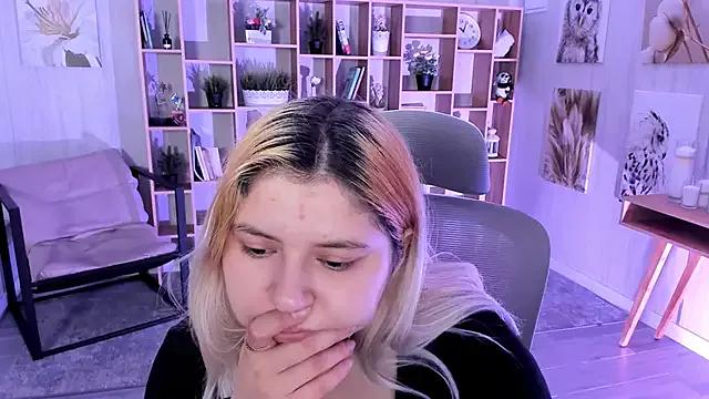 DiaAngell from StripChat is Freechat