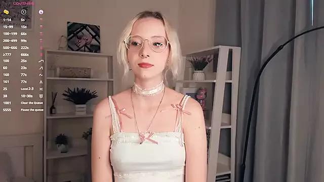 DreammDollt from StripChat is Freechat