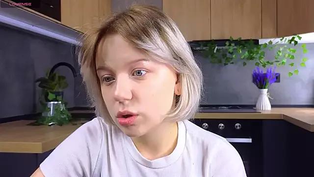 EmiliSaren from StripChat is Freechat