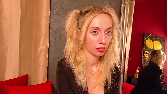 Emmilly_ from StripChat is Freechat