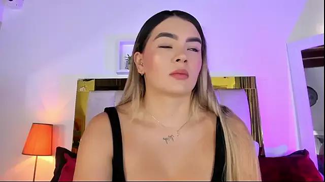 emmy_r from StripChat