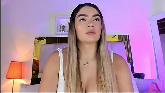 emmy_r from StripChat