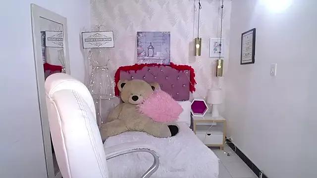 evelyn_rose_tk from StripChat is Freechat