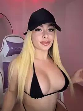 Holli_woul from StripChat is Freechat