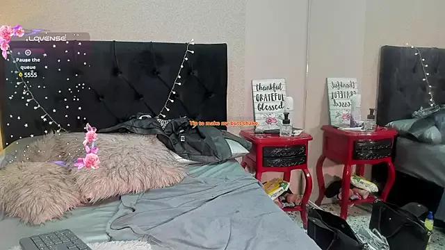 HollyWould__ from StripChat is Freechat