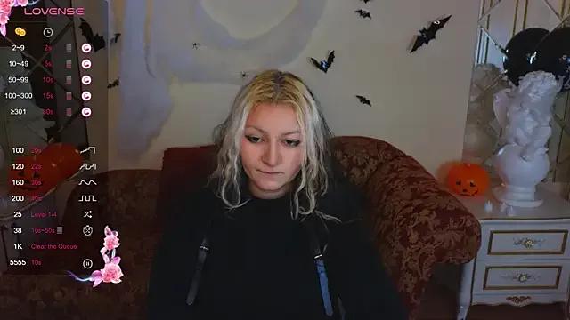 JuicyLullu from StripChat is Freechat