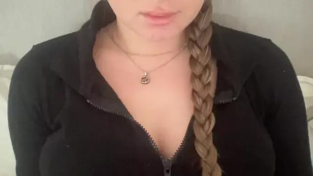 KaraLeee from StripChat is Freechat