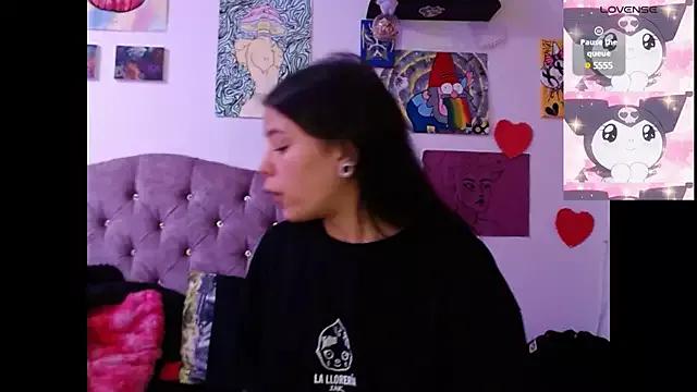 Kikii_cams from StripChat is Freechat