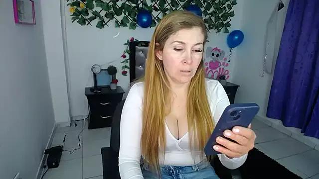 laura_evans1998 from StripChat is Freechat