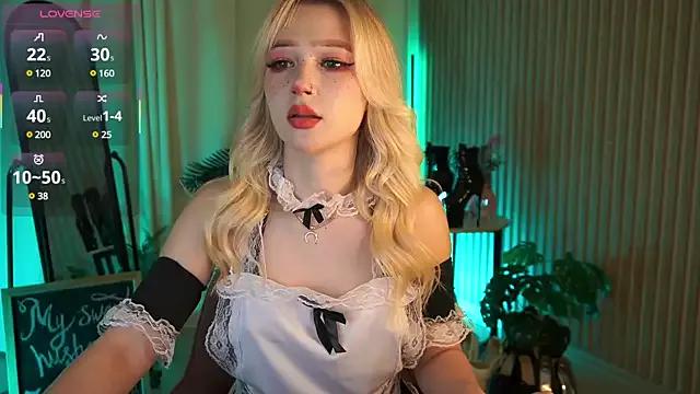 LauraWifeness from StripChat is Freechat
