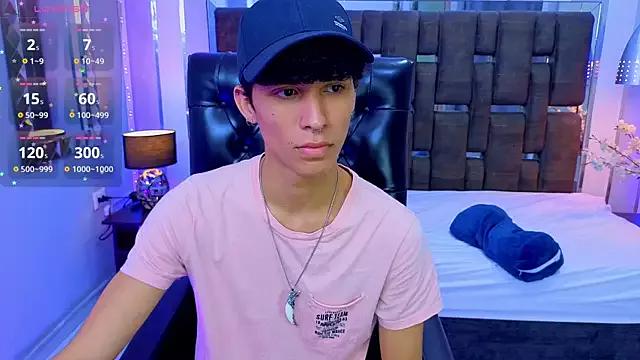 LouiRouse from StripChat is Freechat