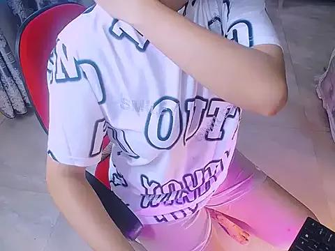 Makemypussysquirt-tsunami from StripChat is Freechat
