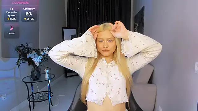 Millie_Vanillie from StripChat is Freechat