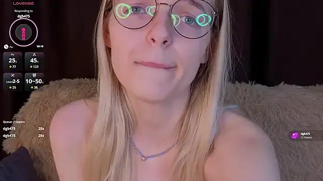 MonicaShiny from StripChat is Freechat