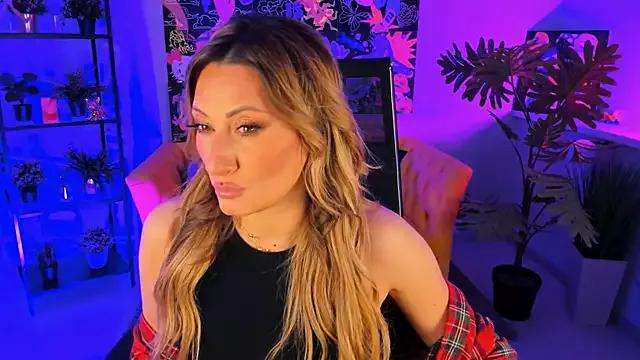SarahAlluring from StripChat is Freechat