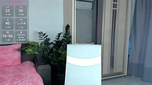 SaraShine_ from StripChat is Freechat