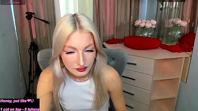 Sarrah_blush from StripChat is Freechat