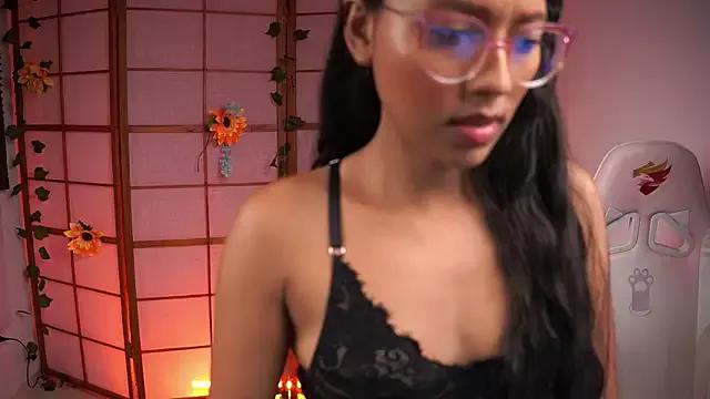 small_emilie from StripChat is Freechat