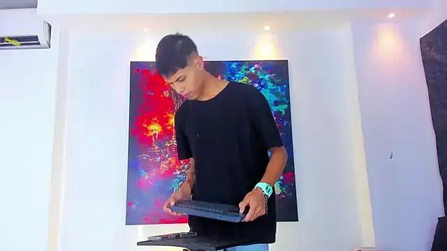 Twinks_Bigcock_ from StripChat is Freechat