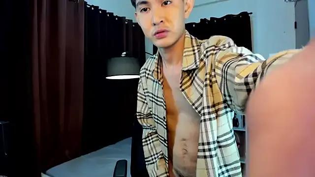 XloverXsiantwink from StripChat is Freechat