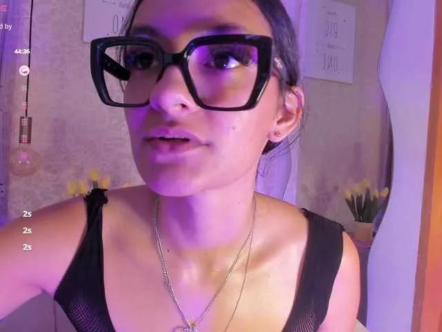 Freechat abriana-quintana on BongaCams