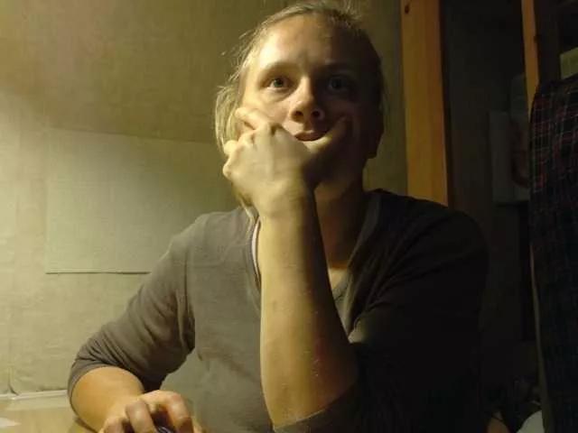 Offline esterjohns on BongaCams