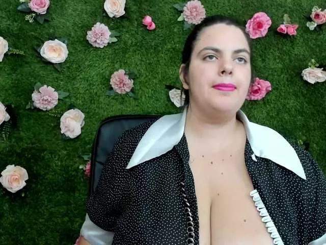 Freechat HugeTittiess on BongaCams