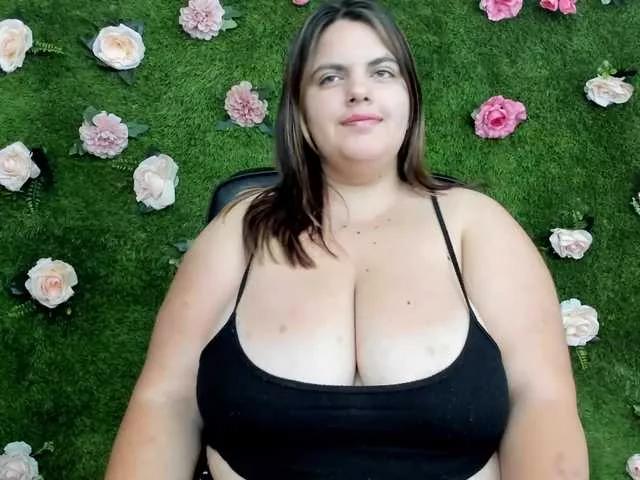 Freechat HugeTittiess on BongaCams