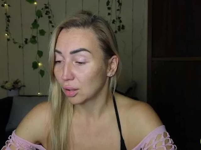 Jullyblondkiss on BongaCams 