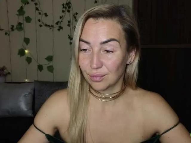 Jullyblondkiss on BongaCams 