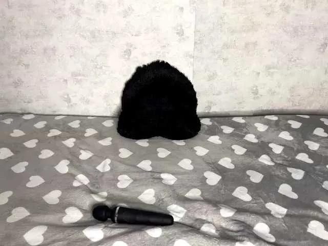 KittyNolick — Confident and respectful people

Good sense of humor and fun energy

Playfulness, teasing, and nice compliments

Open-mindedness and curiosity

A little bit of mystery and passion