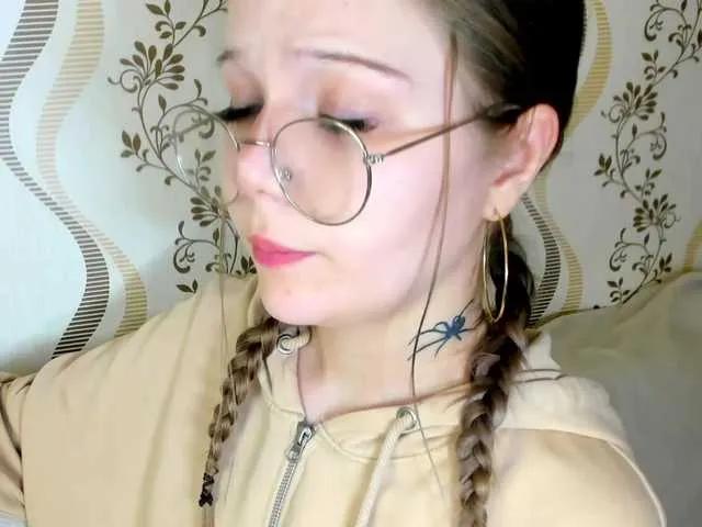 Offline MelMooon on BongaCams