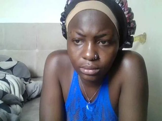 QueenBee25 on BongaCams 