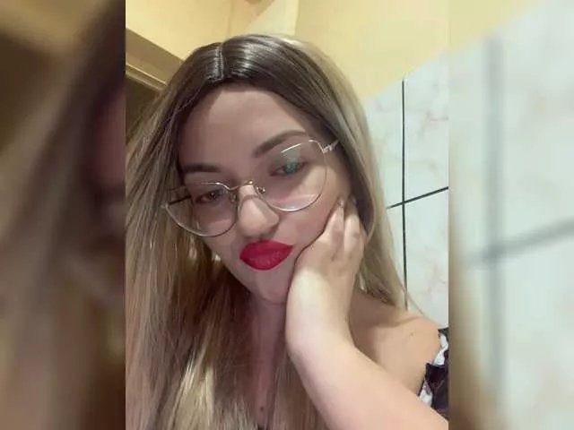 QueenBee25 on BongaCams 