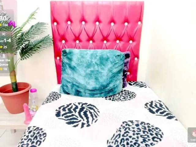 Offline strawberrylips on BongaCams