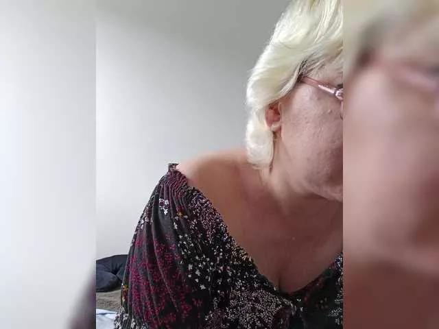 Offline Vika211 on BongaCams