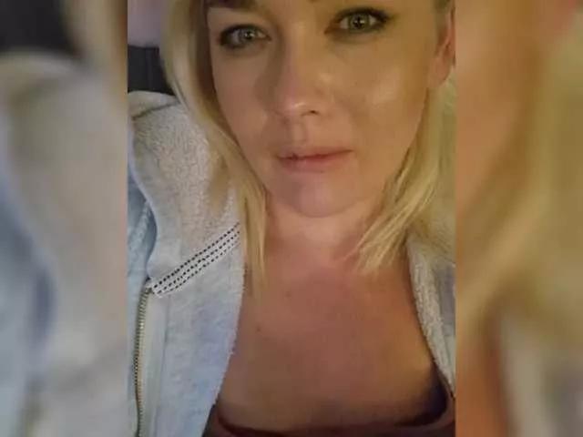 Yesenia-1 on BongaCams 