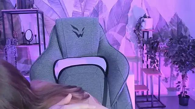 StripChat FameyBlum is Freechat FameyBlum — I need costumes, images for the show