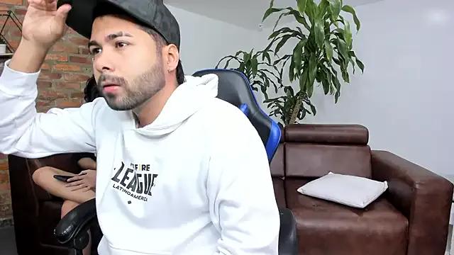 Freechat Hot_Threesomee on StripChat