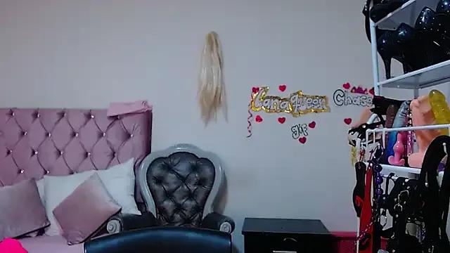 lanaqueen699 on StripChat 