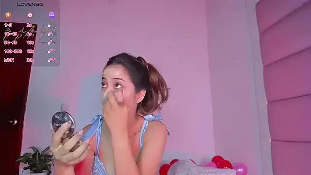 Freechat little-Emma on StripChat