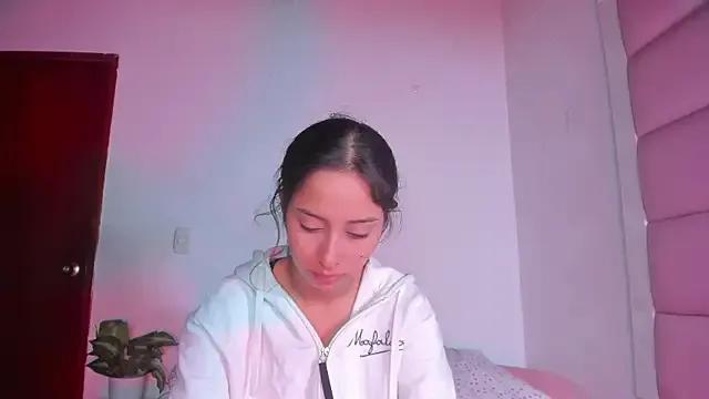 Freechat little-Emma on StripChat